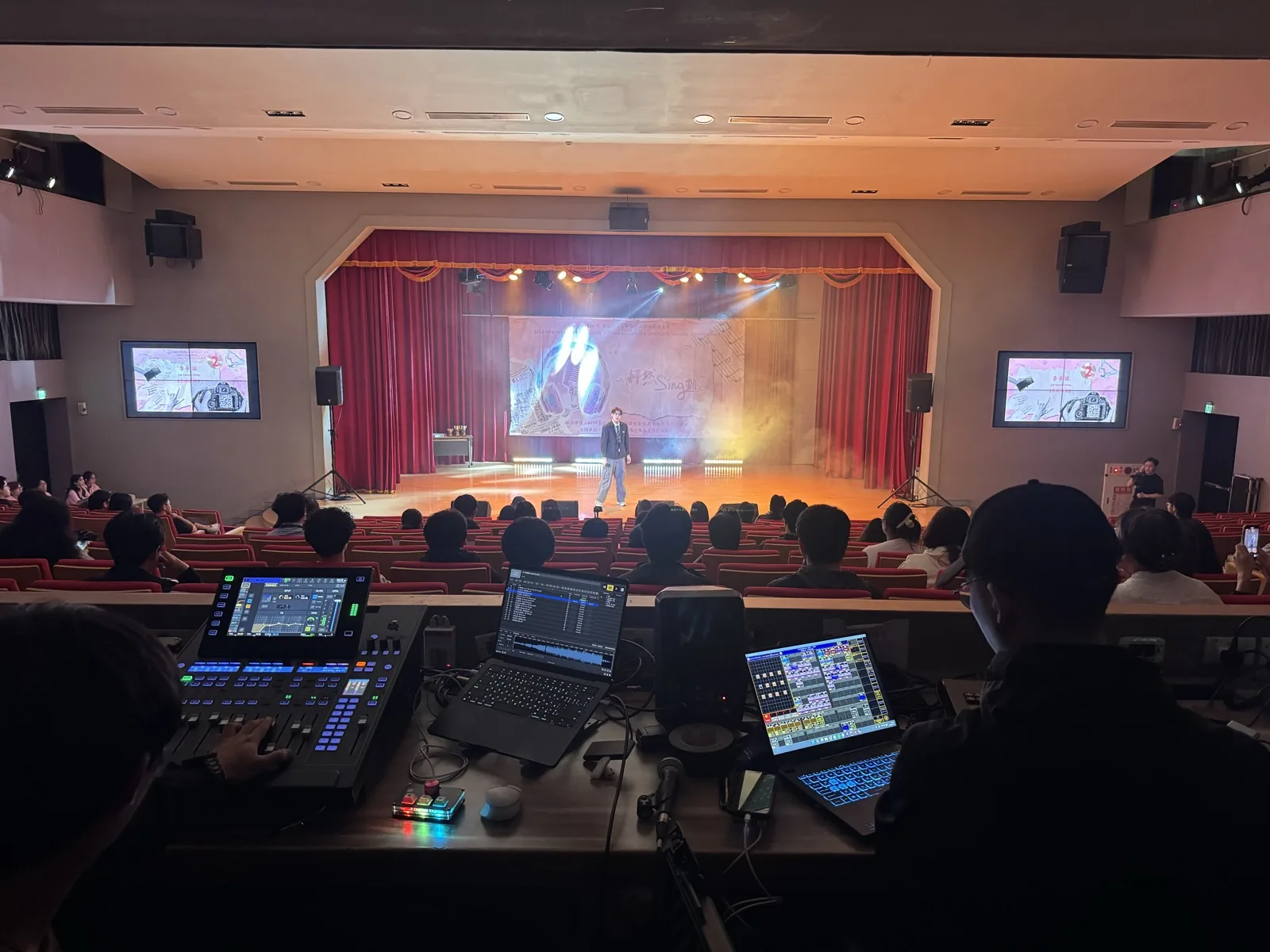 禮堂舞台的燈光音響與轉播配置