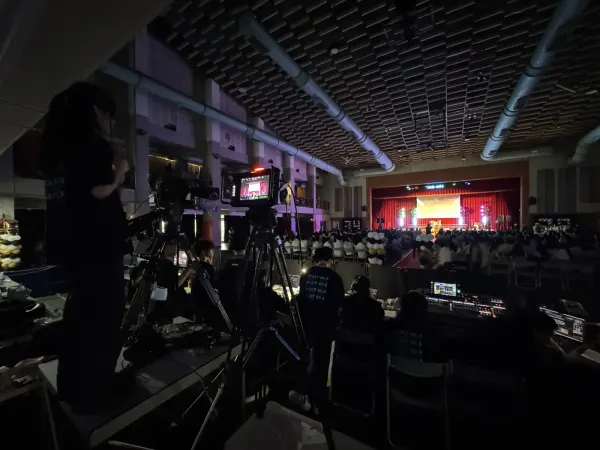 暗場演出的固定機位